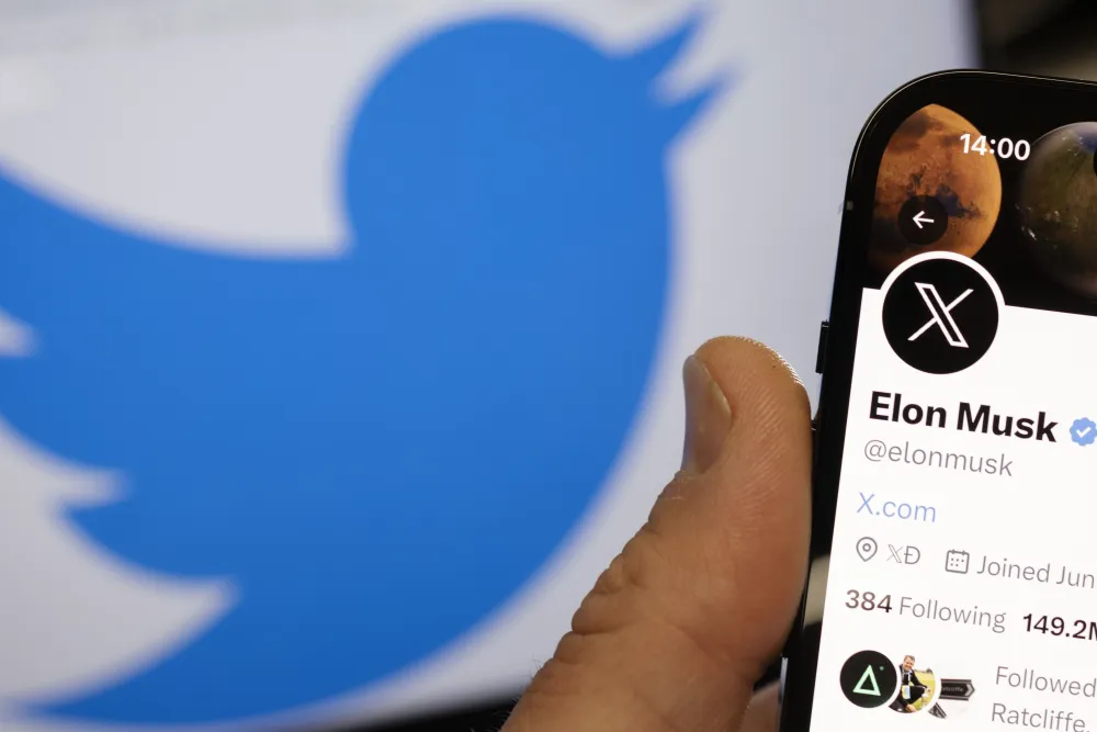 How do I check for social media account association? Supports WhatsApp and Telegram status recognition